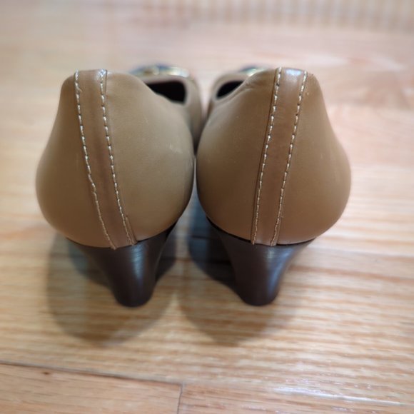 Tory Burch Pacey Brown Leather Black Cap Toe +gold bar 2.5" Wedge Heel EUC 6.5 - Picture 6 of 7